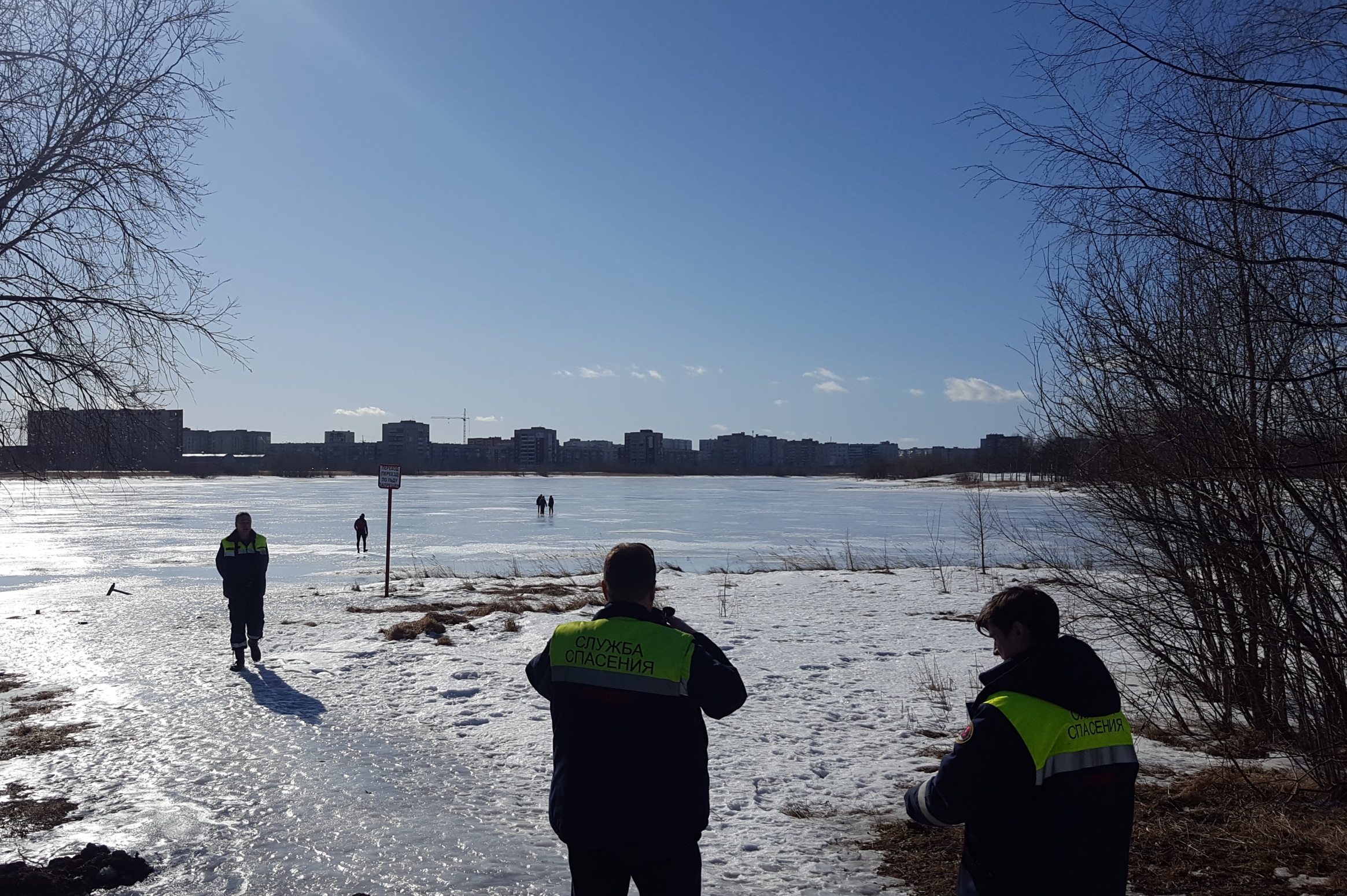 В Северодвинске спасатели дважды сняли детей со льда